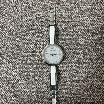 실버 다이얼 스테인리스 스틸 시계