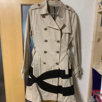 (인기) 트렌치코트 베이지와 블랙 스트라이프