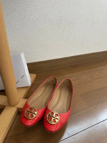 오렌지 플랫슈즈 골드 로고