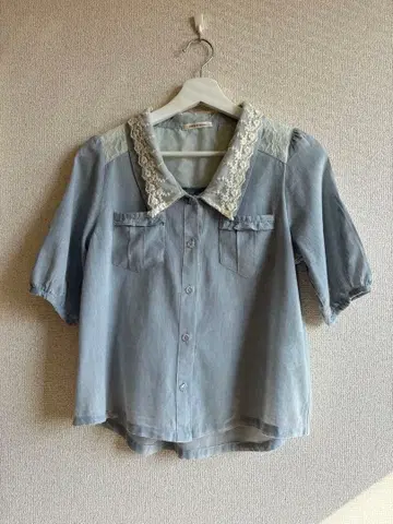 axes femme 라이트 블루 레이스 옷깃 셔츠