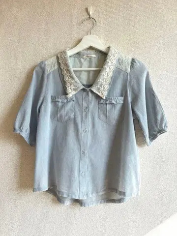 axes femme 라이트 블루 레이스 옷깃 셔츠