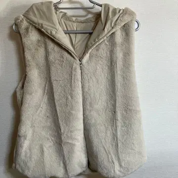 후드 부착 크림색 인조 모피 베스트 HIROKOBIS