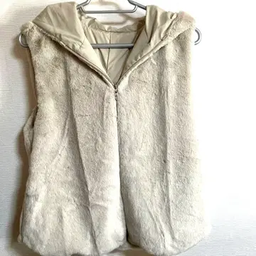 후드 부착 크림색 인조 모피 베스트 HIROKOBIS