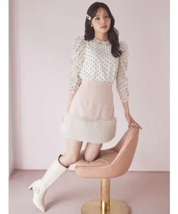 [미사용 새상품] tocco 이너 팬츠 포함 밑단 퍼 절개 미니 스커트