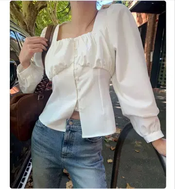 프릴 달린 화이트 블라우스