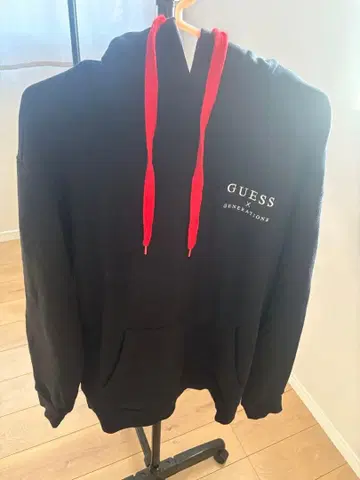 GUESS x GENERATIONS 후드티 트라이앵글 로고 디자인