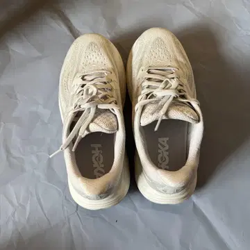 호카 러닝화 아이스 그레이