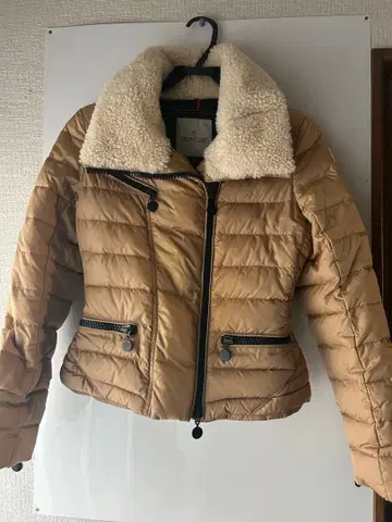 라스트 4시간 세일! MONCLER 베이지 다운 자켓