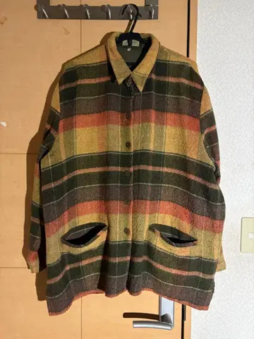 다색 스트라이프 무늬 긴팔 셔츠