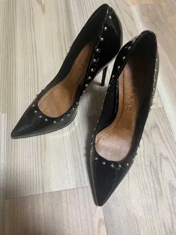 CARRANO 컬러노 스터드 하이힐 펌프스 블랙 에나멜