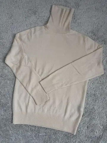 UNIQLO 베이지 캐시미어 하이넥 니트 스웨터