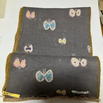 미나 페르호넨 나비 패턴 그레이 머플러