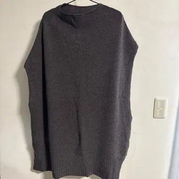 다크 그레이 슬리브리스 니트