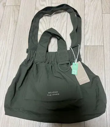 BEYOND THE VINES XS Dumpling Bag 카키
