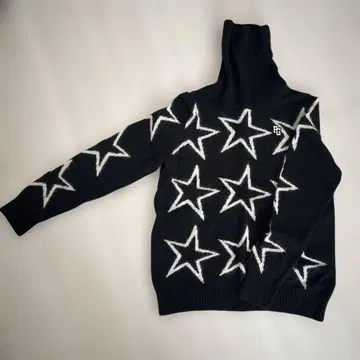 블랙 별 패턴 터틀넥 니트