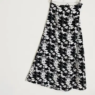 [ 새상품 ] 앙데팡당 플레어 스커트 블랙/화이트 38