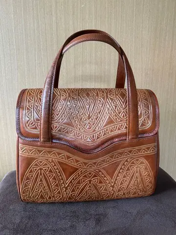 브라운 가죽 엠보싱 가공 핸드백