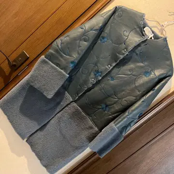 자수 장식 파랑 무스탕 코트 새상품