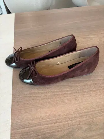 미사용 새상품 잉게홀그 버건디 스웨이드 플랫슈즈