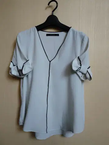 ZARA 화이트 V넥 리본 달린 벌룬 소매 셔츠