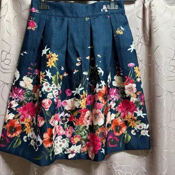 네이비 꽃무늬 플레어 스커트