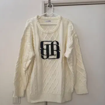 GYDA 아이보리 케이블 니트 스웨터