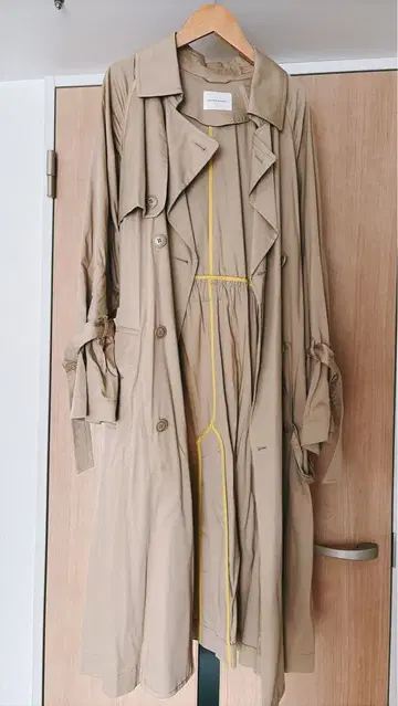 배너 바렛 베이지 트렌치코트