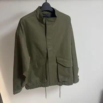 올리브 컬러 지퍼 자켓