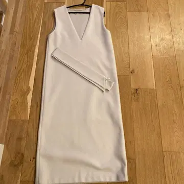 Maglie 라이트 그레이 V넥 슬리브리스 원피스