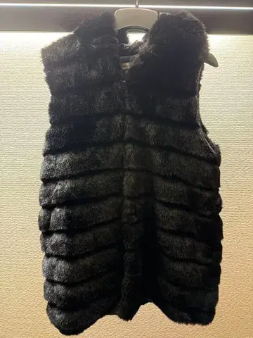 블랙 퍼 베스트 후드 부착