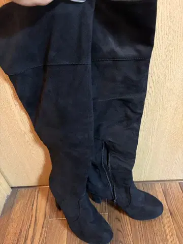 블랙 스웨이드 니하이 부츠