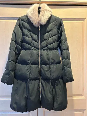 다크 그레이 퍼 포함 충전솜 퀼팅 자켓