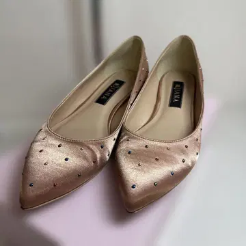 다이애나 베이지 비즈 장식 스틸레토 플랫슈즈