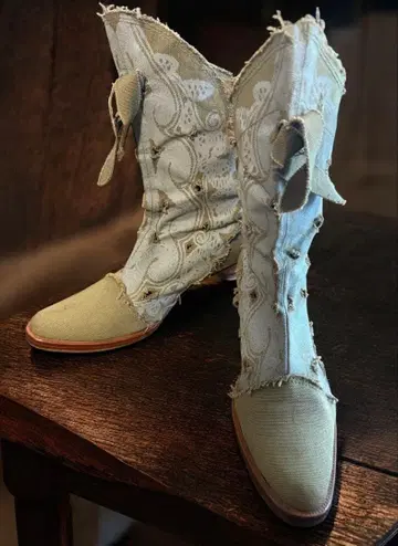 자수 패턴 웨스턴 부츠 베이지
