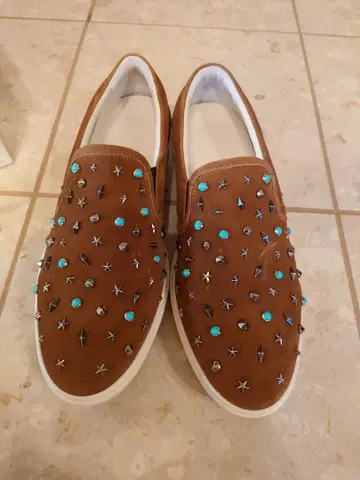 지미추 스터드 장식 브라운 슬립온 43