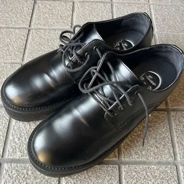 통굽 블랙 레이스업 슈즈