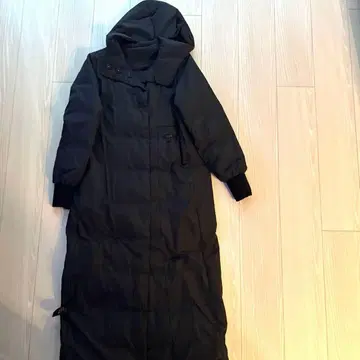 새상품급 COS 후드 부착 블랙 롱 다운 자켓