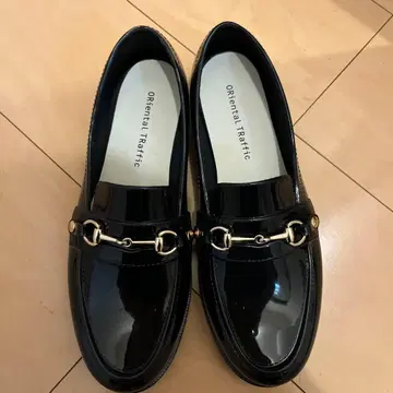 오리엔탈 트래픽 비트 모티브 PVC 레인 로퍼