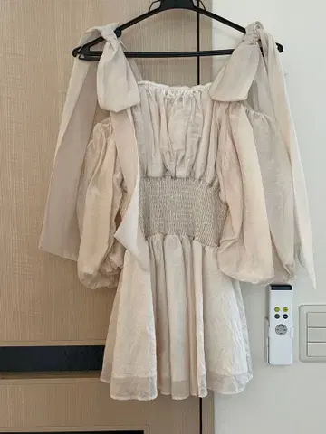 SNIDEL 오프숄더 퍼프 슬리브 블라우스