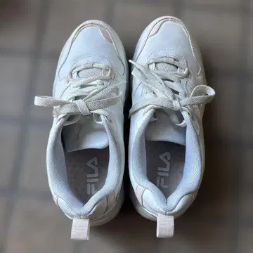 FILA 화이트 스니커즈