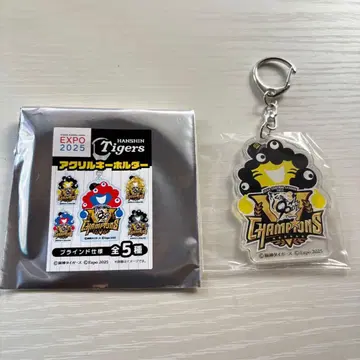 한신 x 미야쿠미야쿠 키링 리그 우승 디자인 3