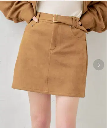 Chico 벨트 포함 로고 자수 사다리꼴 미니 스커트