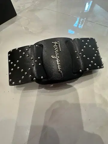 페라가모 스터드 장식 블랙 리본 헤어 액세서리