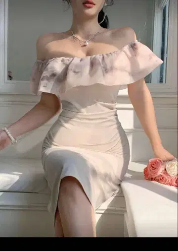 베이지 오프숄더 프릴 드레스