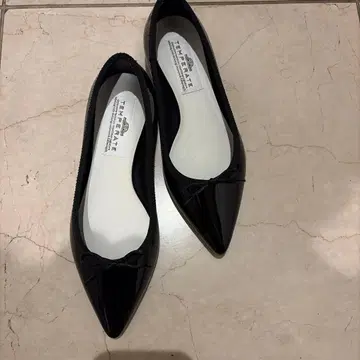 새상품급 템퍼레이트 블랙 스틸레토 플랫슈즈 23cm