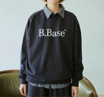 B.Base 네이비 로고 맨투맨