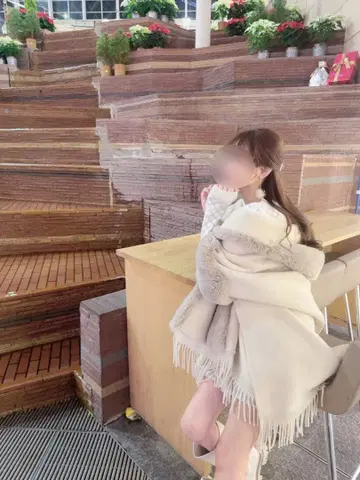 후드 부착 크림색 판초