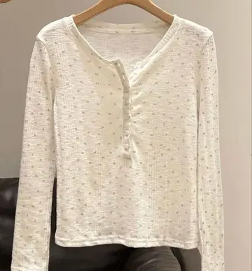 화이트 긴팔 헨리넥 T셔츠