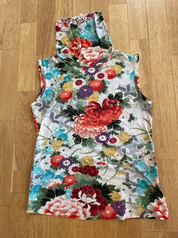 Pagong 꽃무늬 슬리브리스 티셔츠