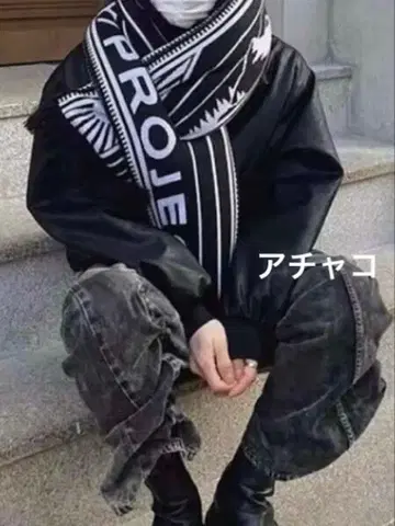 Y. Project 블랙 화이트 Pillow 머플러